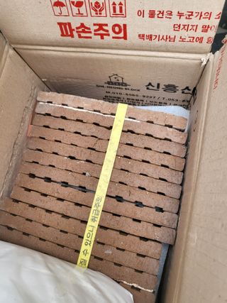 [신흥산업] 붙이는 벽돌 황토 파벽돌 230mm 45장,  욕실 인테리어 실내장식 셀프인테리어 — 4점을 준 리뷰어가 2023년 6월 올린 사용 사진