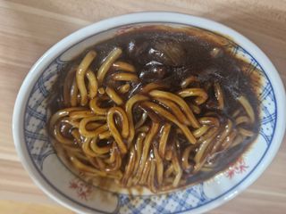 프레시지 *구매평/중식대가여경래 짜장면 2인분 (냉동) — 5점을 준 리뷰어가 2025년 9월 올린 사용 사진