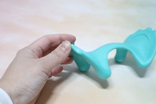 힐니스북 [힐마이넥]   거북목 통증완화를 위한 휴대용 목 안마기 — 5점을 준 리뷰어가 2022년 12월 올린 사용 사진