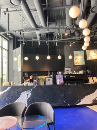 아방갤러리카페 용산아이파크몰점 [아방갤러리카페] 음료 택 2 +  베이커리 5종 중 택 1 — 5점을 준 리뷰어가 2021년 5월 올린 사용 사진