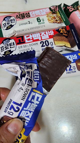 이지프로틴바 3종x각 2ea (고단백질바, 멀티단백질바, 식물성단백질바) — 4.5점을 준 리뷰어가 2024년 2월 올린 사용 사진
