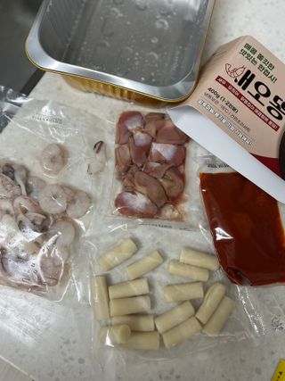 화끈한녀석들 새오똥400g 새우,오징어,똥집 볶음요리 소스,밀떡, 참기름 포함 — 5점을 준 리뷰어가 2022년 11월 올린 사용 사진