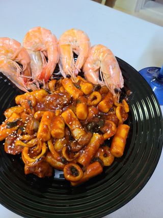 화끈한녀석들 새오똥400g 새우,오징어,똥집 볶음요리 소스,밀떡, 참기름 포함 — 5점을 준 리뷰어가 2022년 11월 올린 사용 사진