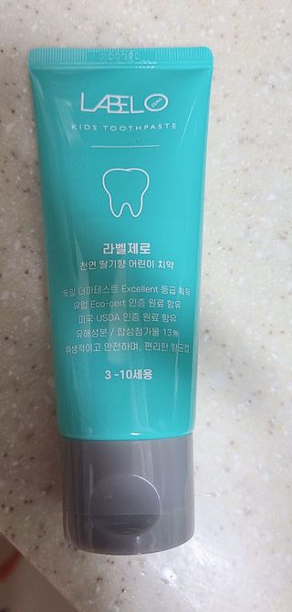 치과에서 쓰는 치약 _ 라벨제로 저불소 꼬마, 키즈, 유아, 베이비, 주니어 안전한 어린이치약 — 5점을 준 리뷰어가 2022년 10월 올린 사용 사진