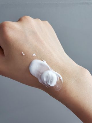 산수시 아쿠아 베네핏 24h 수부지 물광 속건조 수분크림 50ml — 5점을 준 리뷰어가 2021년 6월 올린 사용 사진