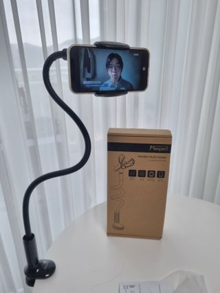 맥스퍼 단단한 집게형 침대 휴대폰 자바라 거치대 — 5점을 준 리뷰어가 2021년 12월 올린 사용 사진