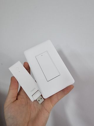 아카라 조명 스위치를 누워서 끄는 방법 (스마트 조명 스위치 2구 + 무선 리모트 스위치 1구 T1, 스마트 허브 E1) — 5점을 준 리뷰어가 2021년 12월 올린 사용 사진