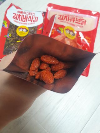 [서울시스터즈] CU 김치 4총사 세트-김치볶음밥, 김치큐브닭, 김치바삭김, 김치아몬드 — 5점을 준 리뷰어가 2021년 10월 올린 사용 사진