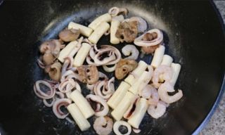 화끈한녀석들 새오똥400g 새우,오징어,똥집 볶음요리 소스,밀떡, 참기름 포함 — 5점을 준 리뷰어가 2022년 12월 올린 사용 사진