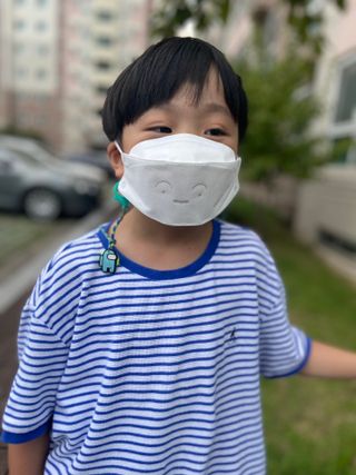 [숨그림]  덴탈마스크 짱구 우리아이 그리고 내가 쓰는 믿을수있는 케릭터 마스크  16종 — 3.5점을 준 리뷰어가 2021년 10월 올린 사용 사진