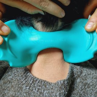 힐니스북 [힐마이넥]   거북목 통증완화를 위한 휴대용 목 안마기 — 5점을 준 리뷰어가 2022년 12월 올린 사용 사진