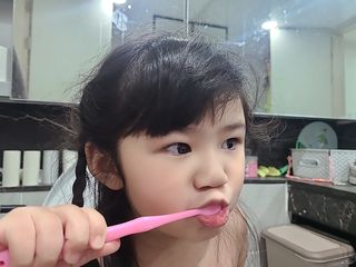 치과에서 쓰는 치약 _ 라벨제로 저불소 꼬마, 키즈, 유아, 베이비, 주니어 안전한 어린이치약 — 5점을 준 리뷰어가 2023년 2월 올린 사용 사진