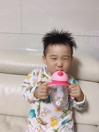 유비맘 트라이탄 코니빨대컵_컬러 랜덤 발송 — 5점을 준 리뷰어가 2021년 3월 올린 사용 사진