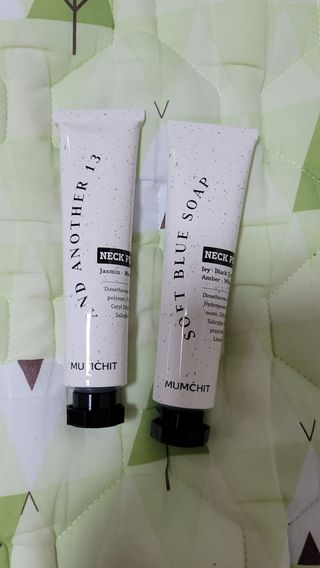 멈칫(MUMCHIT) 넥퍼퓸 NECKPERFUME 2가지 향 — 4.5점을 준 리뷰어가 2021년 11월 올린 사용 사진