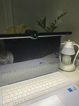 TOMO GRAPHY 나 있을땐 환한 조명 나 없을땐 확실한 살균 ★ DESK LIGHT & STERILIZER [ON] ★ — 4점을 준 리뷰어가 2021년 11월 올린 사용 사진