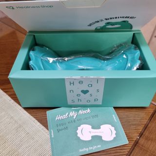 힐니스북 [힐마이넥]   거북목 통증완화를 위한 휴대용 목 안마기 — 3점을 준 리뷰어가 2022년 12월 올린 사용 사진