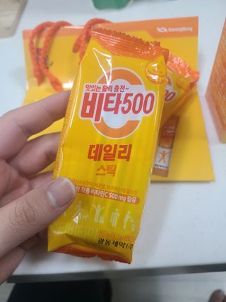 광동제약 [광동] 비타500데일리스틱 70포X2개 + 뚱랑이엽서 + 쇼핑백 증정 — 5점을 준 리뷰어가 2022년 1월 올린 사용 사진