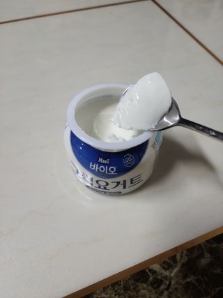 매일바이오 그릭요거트 오리지널 플레인 4개, 로스터리 커피믹스 4개 — 5점을 준 리뷰어가 2021년 12월 올린 사용 사진