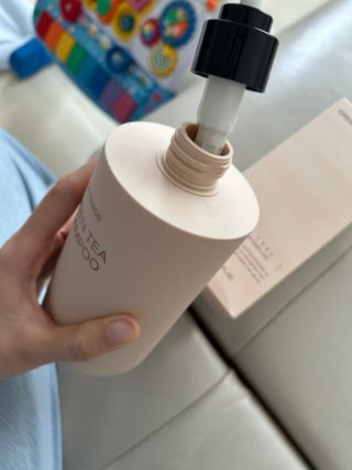 프리마인 더이상 뻣뻣하고 효과없는 탈모샴푸는 NO. 근본부터 케어하는 셀베이스 그린티샴푸(500ml) — 5점을 준 리뷰어가 2023년 5월 올린 사용 사진