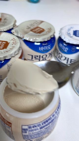매일바이오 그릭요거트 오리지널 플레인 4개, 로스터리 커피믹스 4개 — 2.5점을 준 리뷰어가 2021년 12월 올린 사용 사진