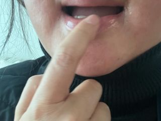 [후르디아] 올리브영 착한보습 비건 립버터 2종 — 5점을 준 리뷰어가 2022년 11월 올린 사용 사진