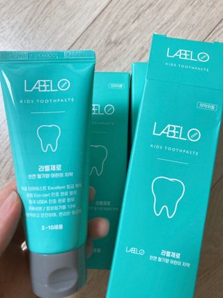 치과에서 쓰는 치약 _ 라벨제로 저불소 꼬마, 키즈, 유아, 베이비, 주니어 안전한 어린이치약 — 5점을 준 리뷰어가 2022년 12월 올린 사용 사진