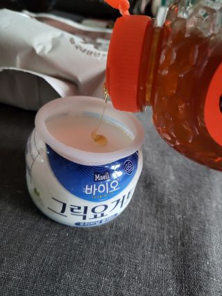 매일바이오 그릭요거트 오리지널 플레인 4개, 로스터리 커피믹스 4개 — 4점을 준 리뷰어가 2021년 12월 올린 사용 사진