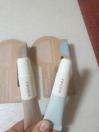 [후르디아] 올리브영 착한보습 비건 립버터 2종 — 5점을 준 리뷰어가 2021년 12월 올린 사용 사진