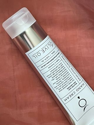 올리브 오일 스킨케어 컴퍼니 [OOSC] 보송보송한 내추럴리 너리시드 핸드크림 125ml — 5점을 준 리뷰어가 2021년 4월 올린 사용 사진
