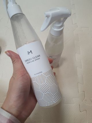 [엠메이데이] 드레스클리어 퍼퓸 스프레이 300ml 프리지아 가든향+프리지아 파출리향 — 5점을 준 리뷰어가 2022년 1월 올린 사용 사진