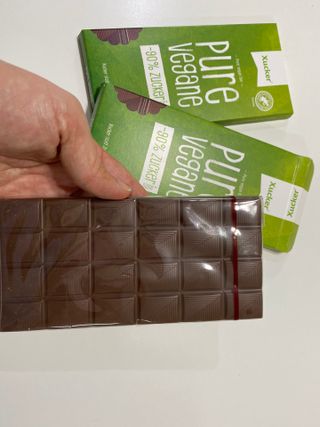 당류2g 자일리톨로 단맛을낸 슈카 퓨어비건 무설탕초콜릿 Xucker vegan 2개입 — 5점을 준 리뷰어가 2021년 4월 올린 사용 사진