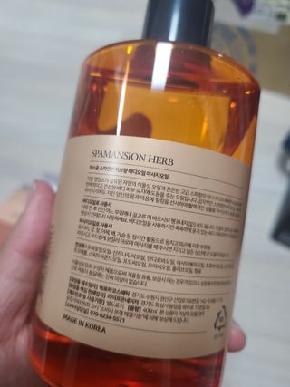 아소윤 건조하고 지친 피부에 힐링을 기분좋은 향기 스파맨션 바디오일 마사지오일 5종 중 1개 랜덤발송-2 — 5점을 준 리뷰어가 2021년 10월 올린 사용 사진