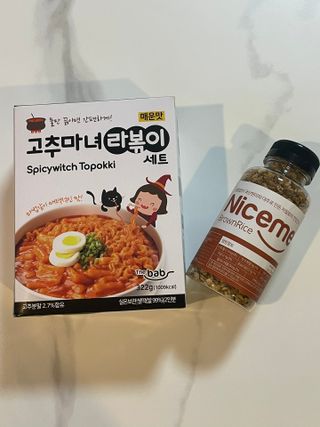 더밥  고추마녀 라볶이 +  나이스미 무설탕 현미후레이크 — 5점을 준 리뷰어가 2021년 10월 올린 사용 사진