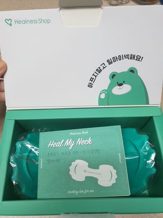 힐니스북 [힐마이넥]   거북목 통증완화를 위한 휴대용 목 안마기 — 5점을 준 리뷰어가 2022년 12월 올린 사용 사진
