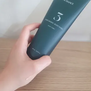 틱톡 [후르디아] 올리브영 아로마 비건 바디워시1종+바디로션1종 (그리너리) — 5점을 준 리뷰어가 2022년 12월 올린 사용 사진