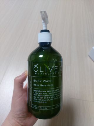 올리브 오일 스킨케어 컴퍼니 [OOSC] 향기로운 보습 로즈 제라늄 바디워시 500ml — 5점을 준 리뷰어가 2021년 5월 올린 사용 사진