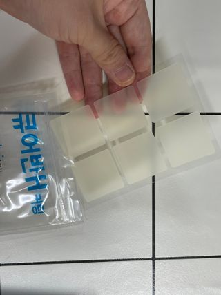 [큐어반H 커팅] 간편하게 떼서 쓰는 자외선차단 습윤밴드 (1팩/30매입) — 3점을 준 리뷰어가 2022년 11월 올린 사용 사진