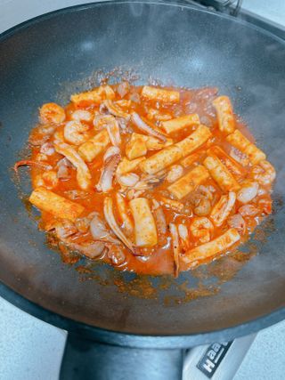 화끈한녀석들 새오똥400g 새우,오징어,똥집 볶음요리 소스,밀떡, 참기름 포함 — 5점을 준 리뷰어가 2022년 12월 올린 사용 사진