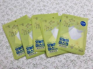 [심폐소생소] 오늘의마스크 KF94 소형 초등학생 어린이 마스크 — 4.5점을 준 리뷰어가 2021년 11월 올린 사용 사진