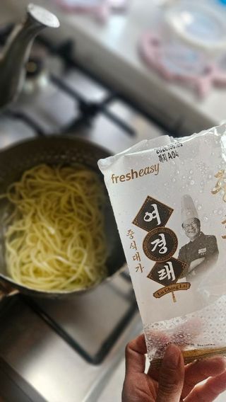 프레시지 *구매평/중식대가여경래 짜장면 2인분 (냉동) — 5점을 준 리뷰어가 2025년 9월 올린 사용 사진
