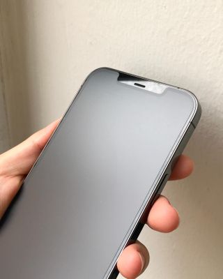 아클리브 Eco 항균 항바이러스 액정 보호필름(iPhone) — 4점을 준 리뷰어가 2022년 7월 올린 사용 사진