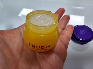 틱톡 [후르디아] 튼입술해결템 올리브영 블루베리 하이드레이팅 허니 립밤 — 5점을 준 리뷰어가 2024년 3월 올린 사용 사진