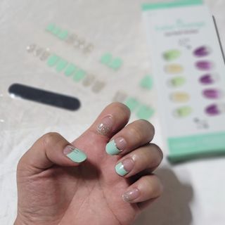 [네일가게] 햇빛에 닿으면 색이 변하는 신기한 햇살 반전 네일스티커 — 4.5점을 준 리뷰어가 2021년 8월 올린 사용 사진