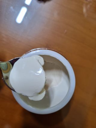 매일바이오 그릭요거트 오리지널 플레인 4개, 로스터리 커피믹스 4개 — 3.5점을 준 리뷰어가 2021년 12월 올린 사용 사진
