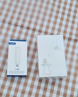 아카라 조명 스위치를 누워서 끄는 방법 (스마트 조명 스위치 2구 + 무선 리모트 스위치 1구 T1, 스마트 허브 E1) — 5점을 준 리뷰어가 2021년 11월 올린 사용 사진
