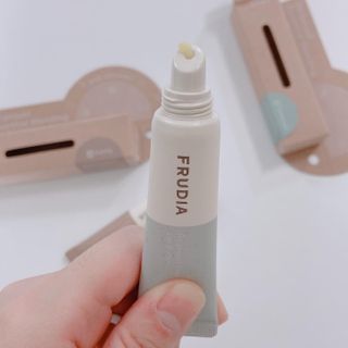 [후르디아] 올리브영 착한보습 비건 립버터 2종 — 5점을 준 리뷰어가 2021년 12월 올린 사용 사진