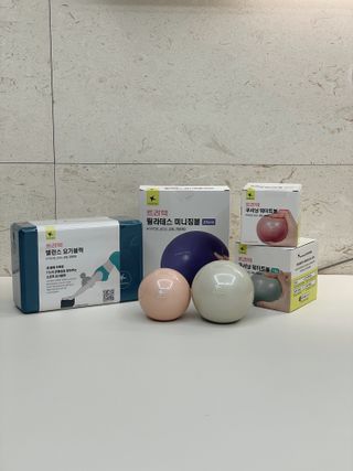 [트라택] 홈 필라테스 SET [미니짐볼+웨이트볼(0.5kg&1kg+요가블럭] — 4점을 준 리뷰어가 2022년 7월 올린 사용 사진