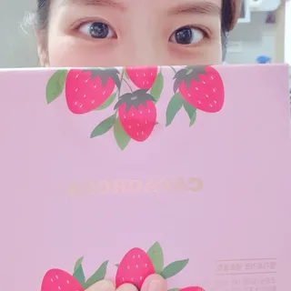 연말/새해선물 딸기 초콜릿 종착역, 건딸기가 상큼하게 씹히는 카카올라 딸기생초콜릿 — 5점을 준 리뷰어가 2021년 10월 올린 사용 사진
