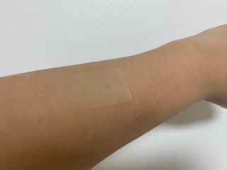 [큐어반H 커팅] 간편하게 떼서 쓰는 자외선차단 습윤밴드 (1팩/30매입) — 5점을 준 리뷰어가 2022년 11월 올린 사용 사진