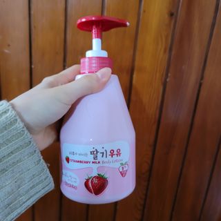 [과일나라] 피부가 마시는 딸기우유 바디클렌저&바디로션 — 5점을 준 리뷰어가 2022년 3월 올린 사용 사진
